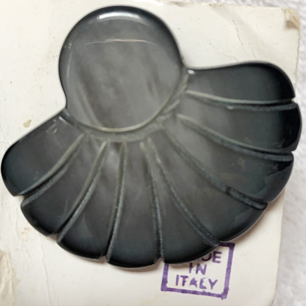 Shell Clip-on Earrings - Picture 2 of 3